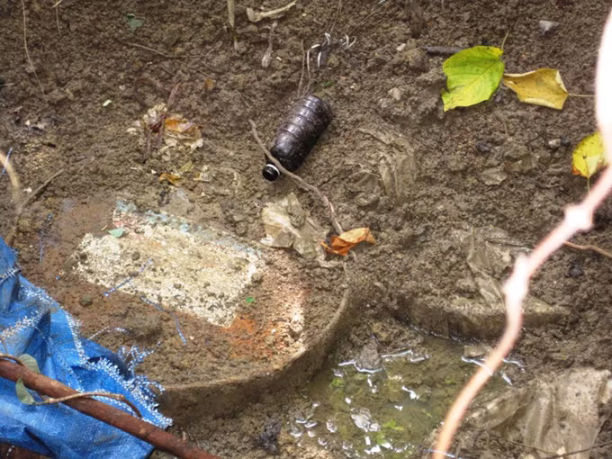 Phát hiện nhiều phuy sắt hoen rỉ...