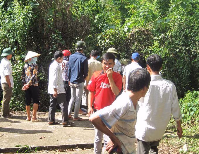 Thuốc bốc mùi nồng nặc khiến nhiều người phải bịt mũi lại.