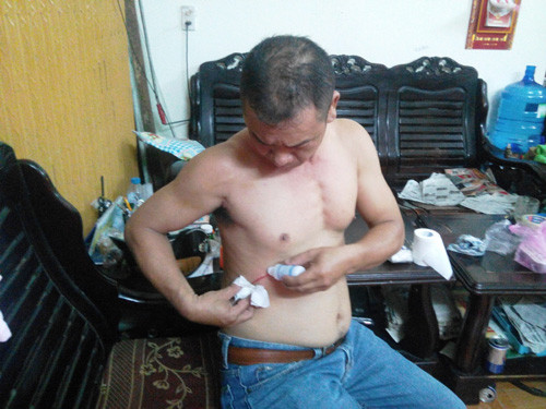 Anh Hùng tự rửa vết thương.