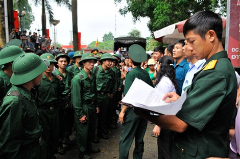 Tân binh rạng rỡ ngày nhập ngũ. Ảnh: Tiền Phong
