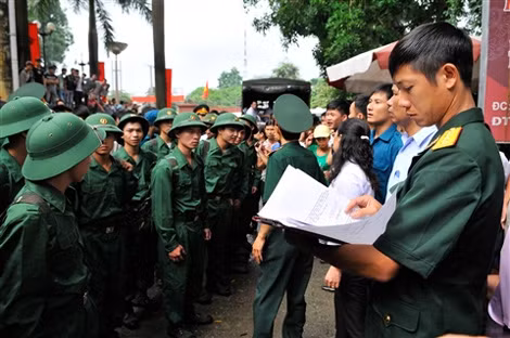 Tân binh rạng rỡ ngày nhập ngũ. Ảnh: Tiền Phong