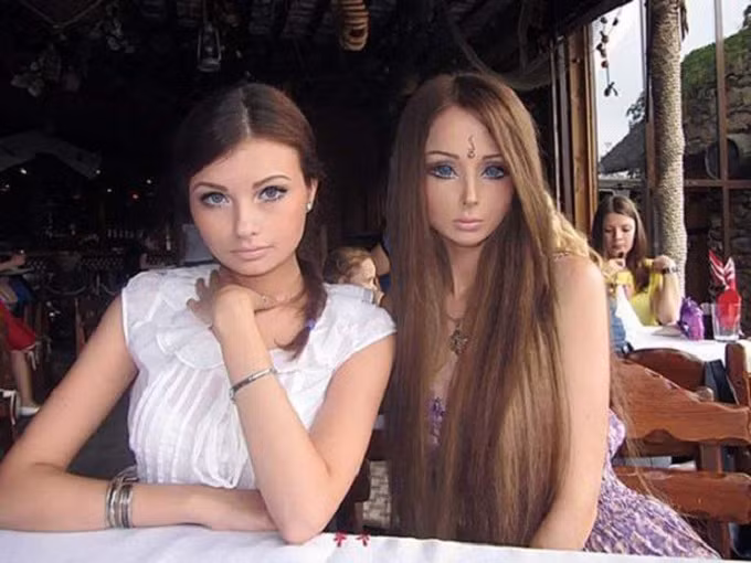 Chị gái Valeria Lukyanova tuy không giống búp bê như cô nhưng cũng khiến nhiều người ngạc nhiên về cách trang điểm cũng như tạo hình Barbie.