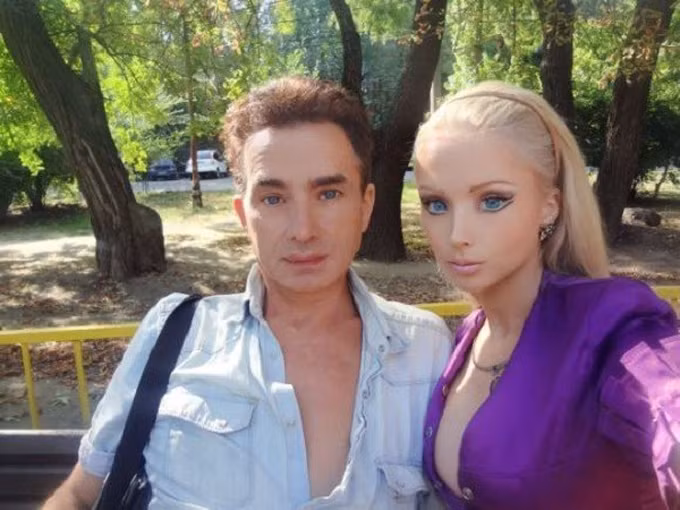 Cả bố cũng bị biến thành búp bê.