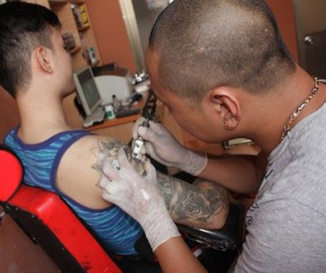 Hưng tattoo đang xăm cho khách hàng.