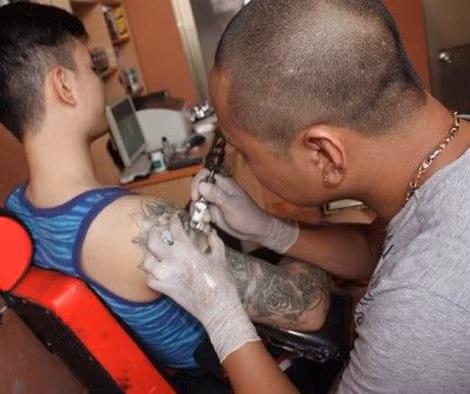 Hưng tattoo đang xăm cho khách hàng.