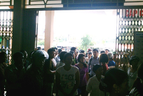 Hàng trăm người dân vây kín bệnh viện để "đòi người".