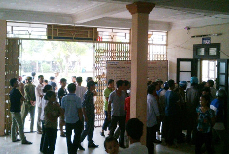 Người dân vào viện "đòi người", nhưng các lãnh đạo bệnh viện đang bận đi khai giảng năm học mới.