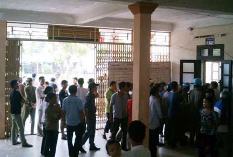 Người dân vào viện "đòi người", nhưng các lãnh đạo bệnh viện đang bận đi khai giảng năm học mới.