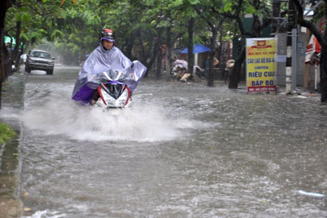 Nhiều tuyến đường, phố Hà Nội lại bị ngập lụt vì mưa lớn trưa 8/9. Ảnh: Thanh Niên