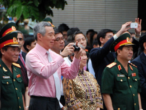 “Tay máy” Lý Hiển Long trong cuộc gặp mặt với nhân dân Hà Nội tại Vườn hoa Lý Thái Tổ ngày 12/9.