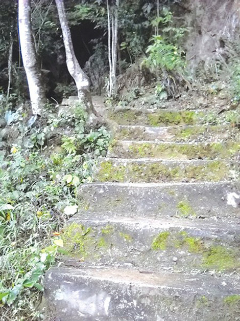 Lối lên am thờ.