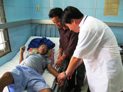 Ông Lê Ngọc Trọng đang được cấp cứu tại Bệnh viện Đa khoa khu vực Phú Phong.