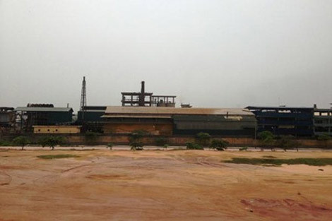 Nhà máy kẽm điện phân gây ô nhiễm môi trường nghiêm trọng. Ảnh: Lao Động