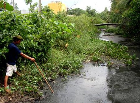 Chất thải gây ô nhiễm môi trường tại kênh Nam Vang, xã Tân Mỹ Chánh, TP Mỹ Tho,Tiền Giang. Ảnh: Nhân Dân