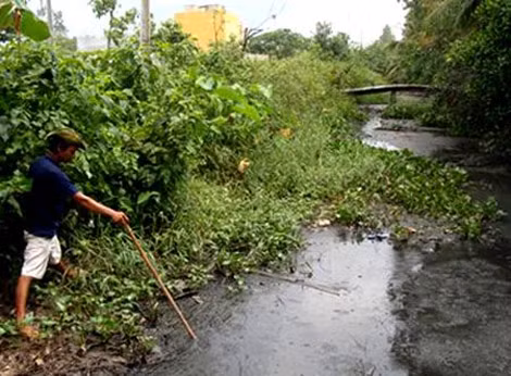Chất thải gây ô nhiễm môi trường tại kênh Nam Vang, xã Tân Mỹ Chánh, TP Mỹ Tho,Tiền Giang. Ảnh: Nhân Dân