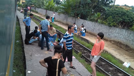 Hành khách tàu SP9 từ Hà Nội đi Lào Cai chờ thông đường tại ga Ngòi Hóp, tỉnh Yên Bái. Ảnh: Diệp Vy