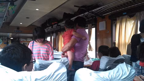 Nhiều hành khách trả vé tàu, chọn giải pháp đi ô tô sau khi hay tin sự cố. Ảnh: Diệp Vy