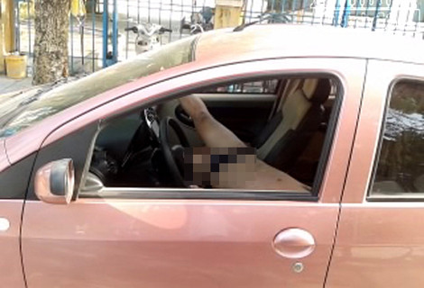 Lúc này, chiếc xe ô tô 4 chỗ vẫn nổ máy, đèn xin-nhan phải vẫn đang ở chế độ bật.