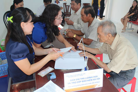 Cán bộ hưu trí nhận lương hưu tại Bưu điện Sóc Trăng. Ảnh: Đình Tuyển