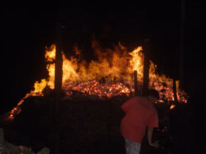 Dãy lò đốt than tại ấp Thanh Bình, xã An Bình bị thiêu rụi tối 31/8.