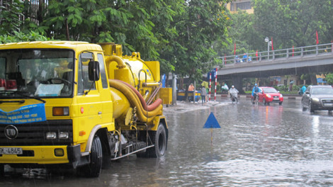 Tại khu vực ngã tư Thái Hà - Chùa Bộc, Công ty Thoát nước Hà Nội phải huy động máy bơm hút để xử lý úng ngập cục bộ.