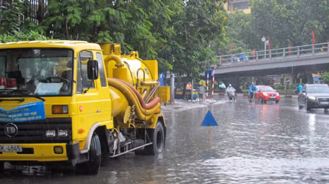Tại khu vực ngã tư Thái Hà - Chùa Bộc, Công ty Thoát nước Hà Nội phải huy động máy bơm hút để xử lý úng ngập cục bộ.