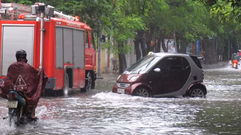 Ngay trên phố Đội Cấn đã có tới 4 điểm ngập úng.