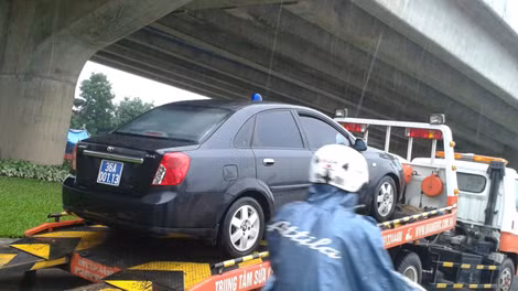 Một xe biển xanh bị chết máy trên đường Nguyễn Xiển được xe cứu hộ chở đi.