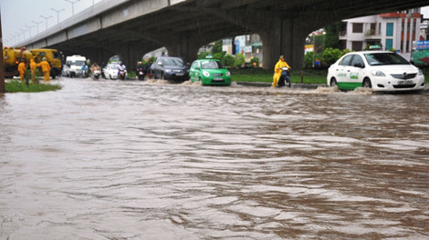 Phố Nguyễn Xiển ngập nặng sau trận mưa đầu giờ sáng 1/9.