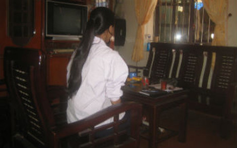 Bé gái bị xâm hại kể lại sự việc.