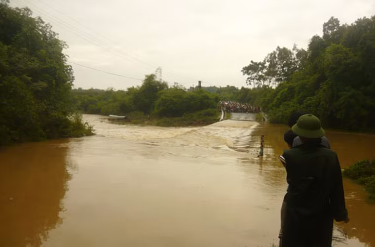 Khoảng 18h ngày 19/9 tại Km 46+30 thuộc tỉnh lộ 531 đoạn chạy qua khu vực đập cầu tràn Khe Ang, xã Nghĩa Hồng (huyện Nghĩa Đàn, Nghệ An), xe ô tô 7 chỗ mang BKS 37A 090.31 do ông Trương Văn Thái điều khiển đến địa điểm trên do mưa lớn, nước ngập sâu, khi xe lưu thông qua đó đã bị nước cuốn trôi xuống khe. Ảnh: An ninh Thủ đô