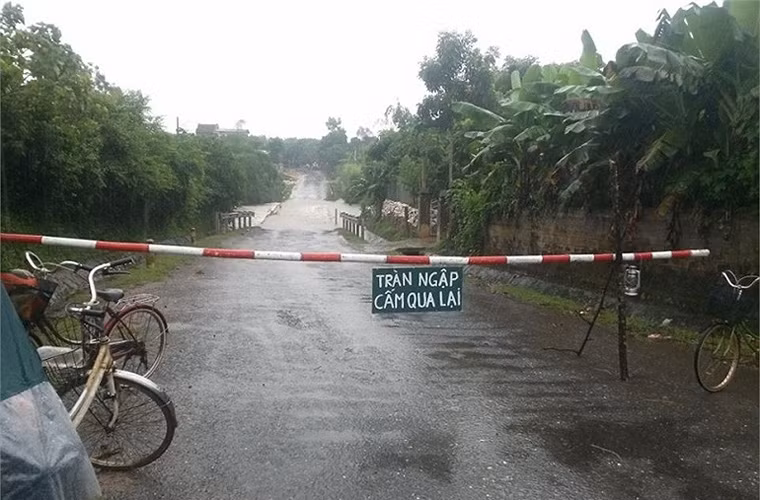 Theo thông tin từ nhân viên gác chắn tại khu vực cầu đập tràn, hai đầu cầu đã có biển cảnh báo và rào chắn cấm người qua lại. Tuy nhiên, ông Thái vẫn cố tình lách rào chắn vượt qua, gần đến đầu bên kia, bất ngờ nước lũ tràn qua đập khiến xe mất lái. Ảnh: VTC