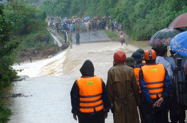 Hàng trăm người dân theo dõi tìm kiếm ô tô bị trôi sáng 20/9. Ảnh: Tuổi Trẻ