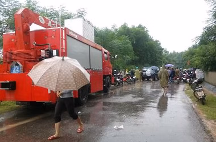 Cơ quan chức năng đã điều động một chiếc xe cẩu, cùng những thợ lặn trong vùng để tiến hành tìm kiếm, dùng thuyền nhỏ của dân chài địa phương đi dọc theo lòng khe để tìm kiếm chiếc xe và tung tích người bị nạn. Ảnh: GDVN