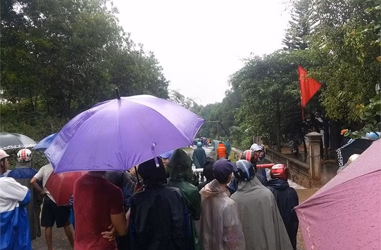 Rất đông người dân cũng như lực lượng cứu hộ đang túc trực để tìm kiếm các nạn nhân. Ảnh: VTC