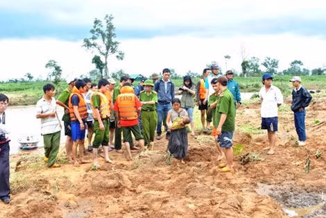 Ba mẹ con bà Pằng hi hữu thoát chết trên ngọn tre được đưa tới nơi an toàn.
