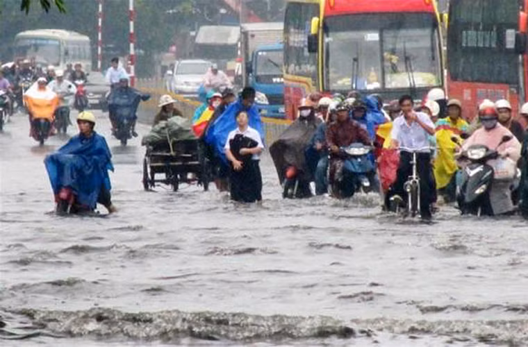 Lội nước giờ tan tầm trên đường Kinh Dương Vương ngày 12/9. Ảnh: Tuổi Trẻ