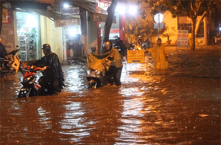 Hàng loạt xe bị chết máy, hư hỏng. Ảnh: VTC