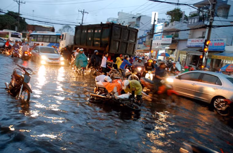Nhiều phương tiện té ngã ngay trên đường ngập nước. Những hình ảnh này khá quen thuộc với những người dân Thủ đô Hà Nội mùa mưa bão. Ảnh: Thanh Niên