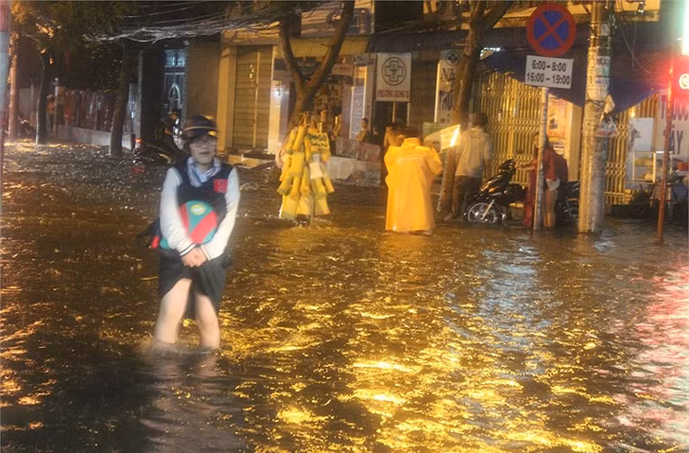 Người dân Sài Gòn cũng phải vật lộn vì… biển nước. Ảnh: VTC