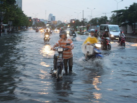Chiều qua (10/9), cơn mưa như trút nước đến bất chợt khiến nhiều tuyến phố TP.HCM ngập nặng. Ảnh: NLĐ