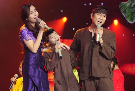 Quang Anh với tiết mục "Quê nhà" đêm Chung kết.