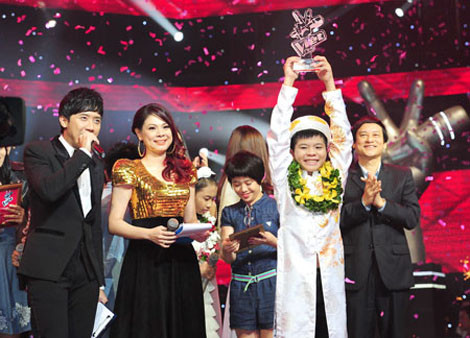 Quang Anh giành giải quán quân đêm Chung kết Giọng hát Việt nhí 2013.