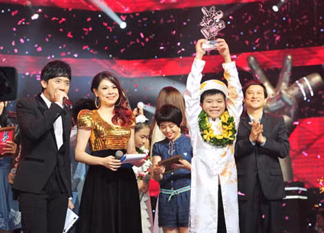 Quang Anh giành giải quán quân đêm Chung kết Giọng hát Việt nhí 2013.