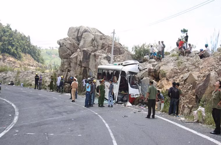 Xe khách này chở 32 người thì có 5 người chết tại chỗ, hơn 20 người bị thương. Trên xe gặp nạn, có 15 giáo viên Trường tiểu học Hòa Phước (Đà Nẵng).