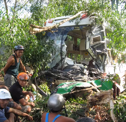 Xe khách 77H8-1098 do tài xế Nguyễn Văn Cánh (38 tuổi, ở thôn Khánh Lợi, xã Cát Khánh, huyện Phú Cát, Bình Định) điều khiển, lưu hành hướng nam - bắc lấn đường, tông vào xe khách 49B-00.243 do tài xế Vũ Văn Quân (32 tuổi, ở xã Mỹ Xá, huyện Mỹ Lộc, Nam Định) ở hướng ngược lại.