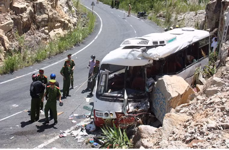 9h50 sáng 7/6, tại Km43 thuộc tuyến đường Nha Trang - Đà Lạt (xã Sơn Thái, H.Khánh Vĩnh, Khánh Hòa), một xe khách đâm vào vách núi khiến nhiều người chết và bị thương.