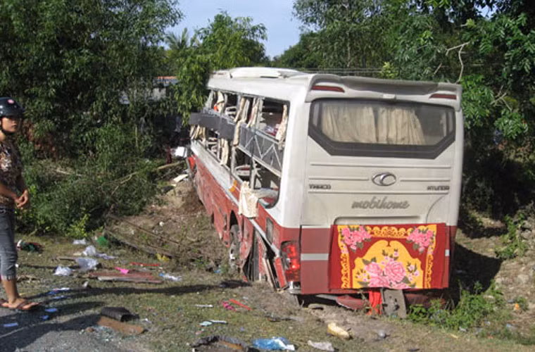 Khoảng 4h sáng 18/7, một vụ tai nạn giao thông giữa hai xe khách 45 chỗ ngồi xảy ra trên QL 1A thuộc địa phận thôn Hòa Hiệp, xã Xuân Thịnh, TX Sông Cầu (Phú Yên).