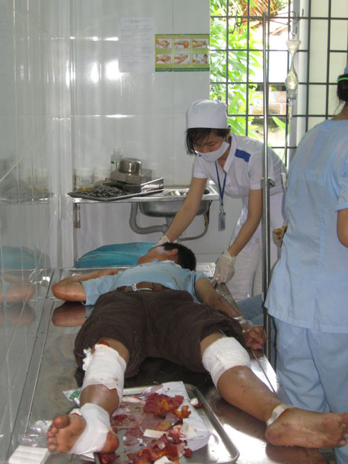 Vụ tai nạn khiến tài xế Cánh và bà Lê Thị Lời (42 tuổi, ở xã Cát Hanh, huyện Phù Cát, Bình Định) tử vong tại chỗ, 12 người nhập viện cấp cứu, trong đó có 3 người trong tình trạng hết sức nguy kịch.