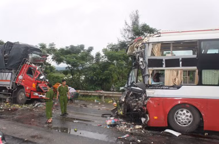 Khoảng 13h30 ngày 8/9, xe khách giường nằm mang BKS 81B-002.29 do lái xe Nguyễn Văn Thanh (Vĩnh Phúc) điều khiển đối đầu với xe tải mang BKS 54X-7861 do lái xe Lê Đình Cư (Gia Lai) tại địa điểm km 22+400 chạy qua xã Hưng Thịnh, huyện Hưng Nguyên, Nghệ An.